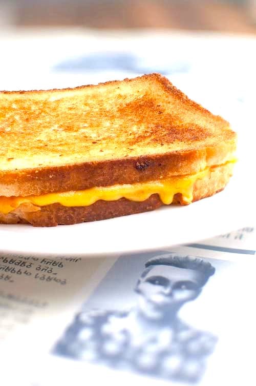 Sandwich chaud au fromage fondant dans une assiette comme dans le jeu vidéo Sims