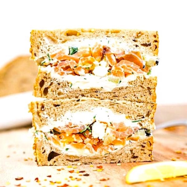 Sandwich au saumon fumé concombre et fromage