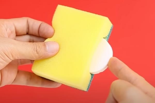 Savon mit dans une éponge afin qu'elle soit utilisée pour mousser continuellement