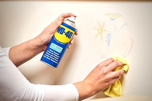 Comment Enlever De La Colle Forte Sur Un Mur 21 Utilisations et Astuces du WD-40 Dont Vous N'Avez Pas Idée