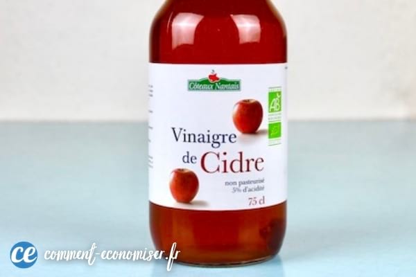 Une bouteille de vinaigre de cidre.