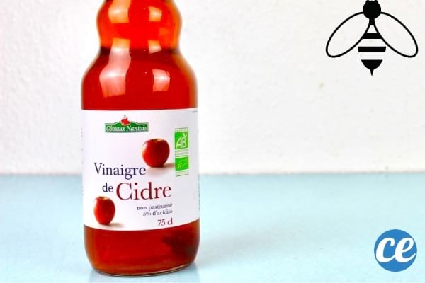 Une bouteille de vinaigre de cidre pour soulager les piqûres d'insectes