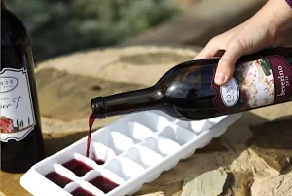 Dun vin versé dans un bac à glaçon pour faire de future sauce