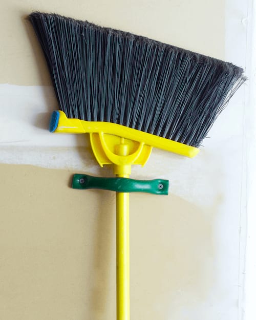 Utilisez un vieux tuyau d'arrosage pour accrocher vos outils de jardin.