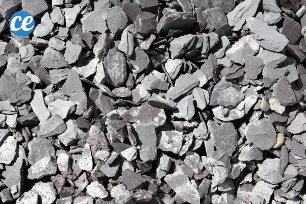 L'ardoise brisée en petits morceaux peut être utilisée comme paillis pour le jardin.