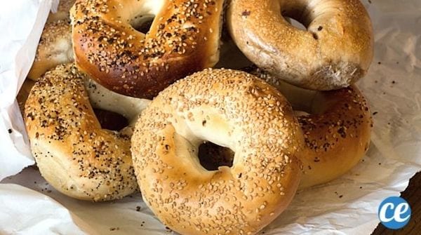 Plusieurs bagels au sésame et pavot dans un sachet blanc