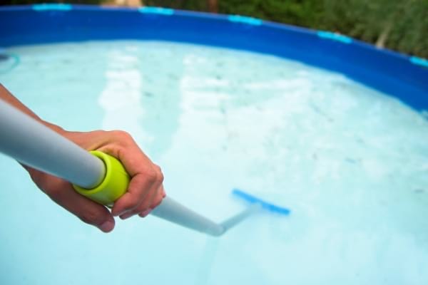 balai pour piscine pour enlever saleté