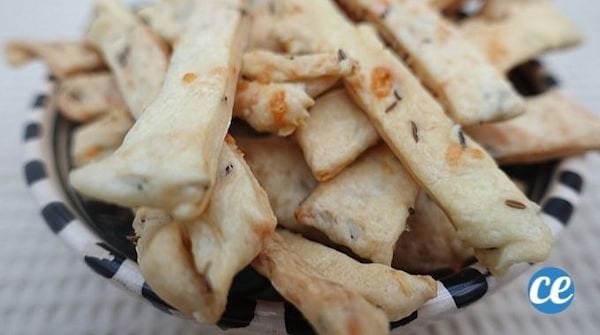 Des biscuits salés pour l'apéro faits maison dans un récipient noir et blanc