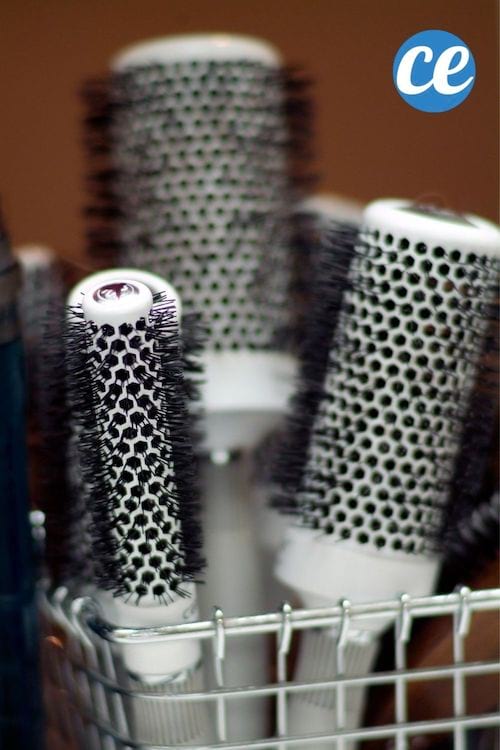 Plusieurs brosses rondes dans un rangement en métal