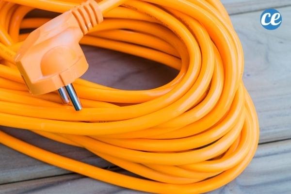 Protégez les câbles électriques en les insérant dans un vieux tuyau d'arrosage.