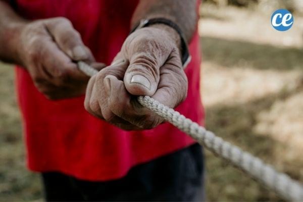 Utilisez un vieux tuyau d'arrosage pour protéger vos mains d'une corde.