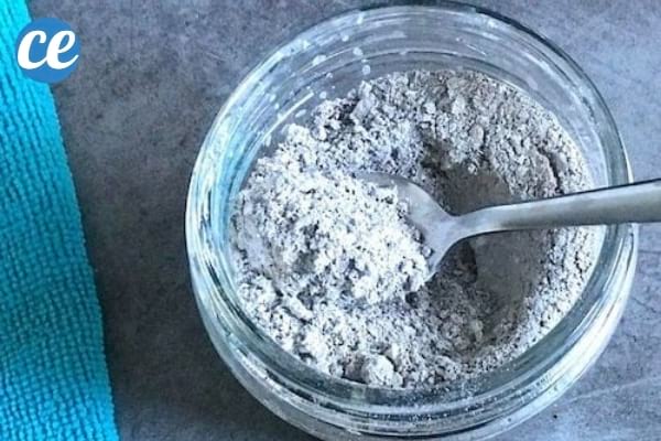 Cendre de bois dans un bol pour désodoriser naturellement