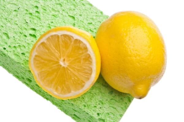 Un citron coupé en 2 sur une éponge pour nettoyer tache sur parois de douche