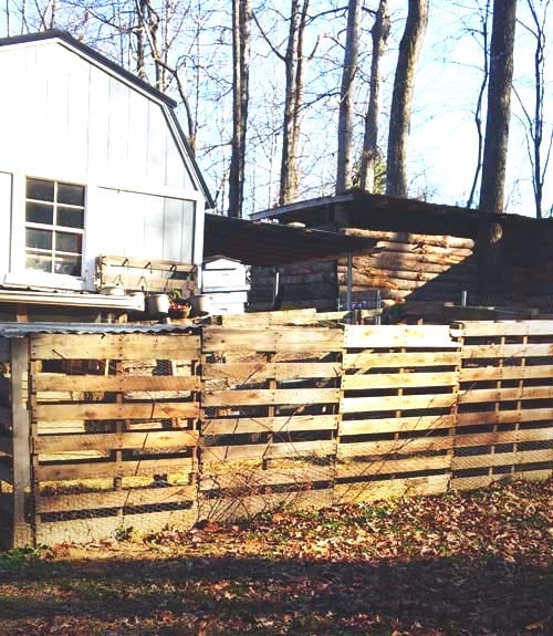 A DIY fence with wooden pallets.