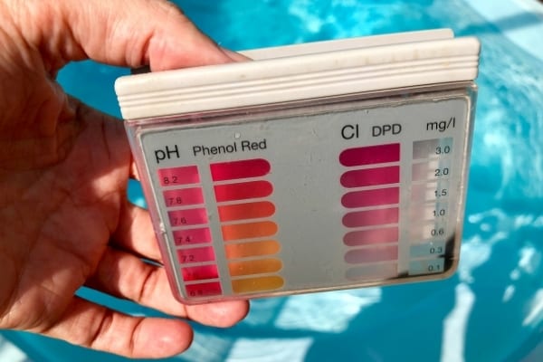 Comment Entretenir l'Eau d'une Piscine Hors Sol (Et la Garder Propre ...