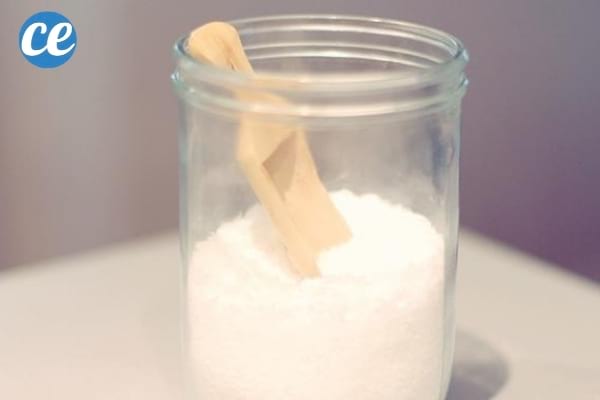 Cristaux de soude dans un récipients en verre pour éliminer le calcaire