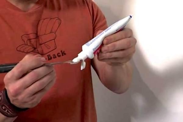 Dentifrice pour reboucher les trous d'un mur