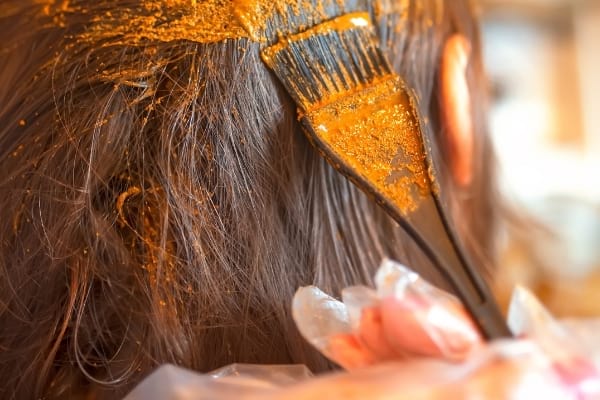 du henné mis sur les cheveux pour colorer