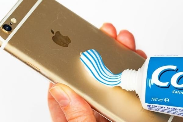Dentifrice pour éliminer les petites rayures de votre smartphone