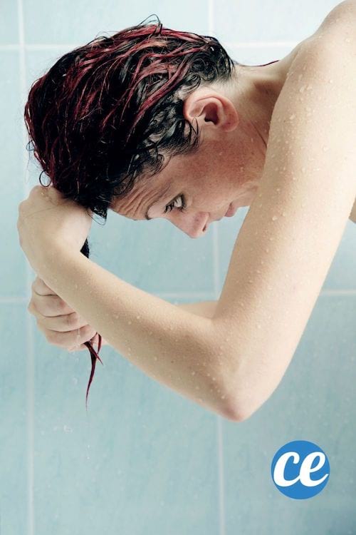 Une femme tord ses cheveux pour les essorer