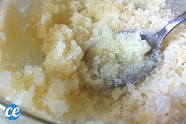 Gommage doux pour se débarrasser des boutons de chaleur 