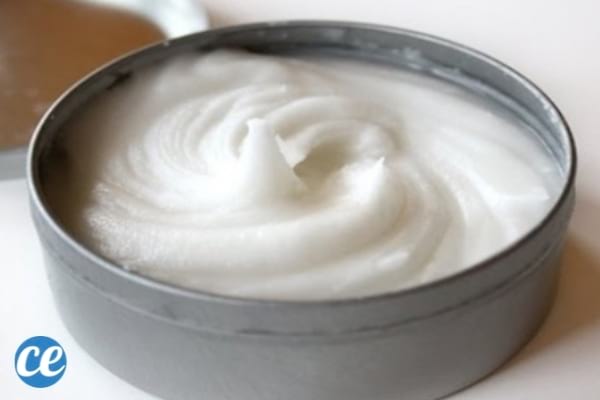 Bicarbonate et huile de coco pour se débarrasser des boutons de chaleur 