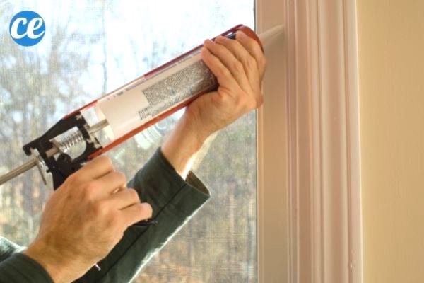 Colmater les fissures et interstices autour des portes empêche les invasions d'insectes.