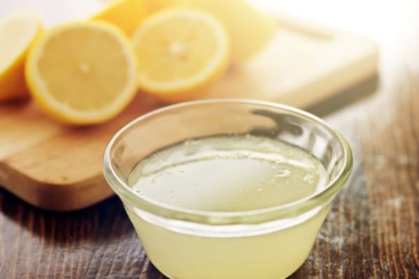 Du jus de citron dans une coupelle pour soin beauté
