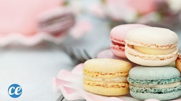 4 macaron rose jaune vert et blanc dans une assiette rose