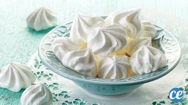 des meringues déposées dans un plat bleu  sur un napperon blanc