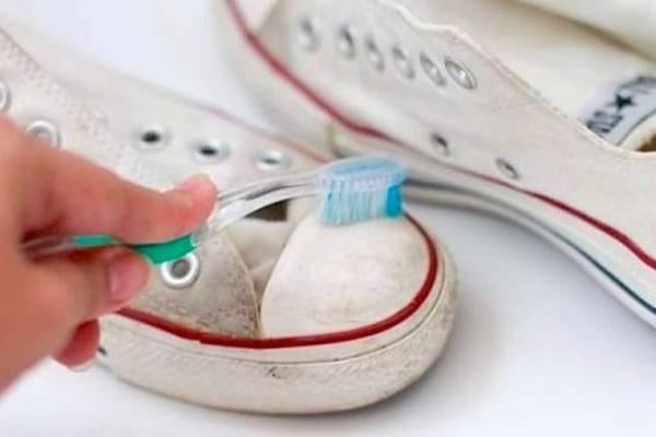 Nettoyer les semelles de baskets avec une brosse à dents et du dentifrice