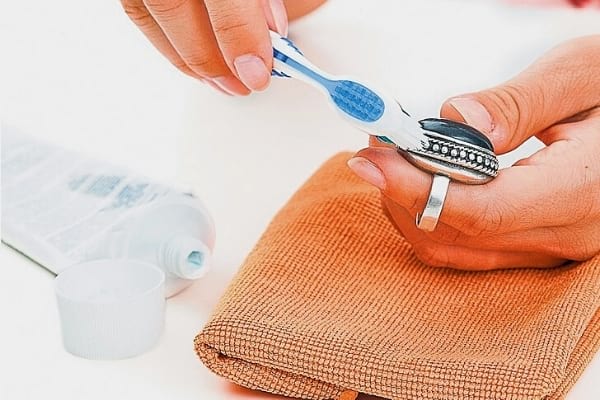 Redonner de l'éclat aux bijoux en argent avec une brosse à dents et du dentifrice