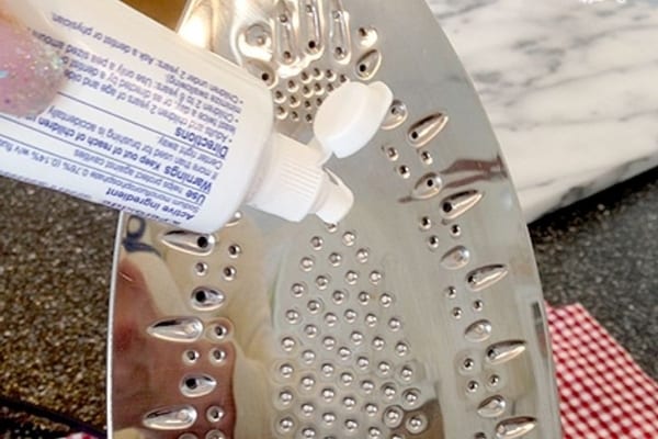 Décrasser la semelle du fer à repasser avec du dentifrice