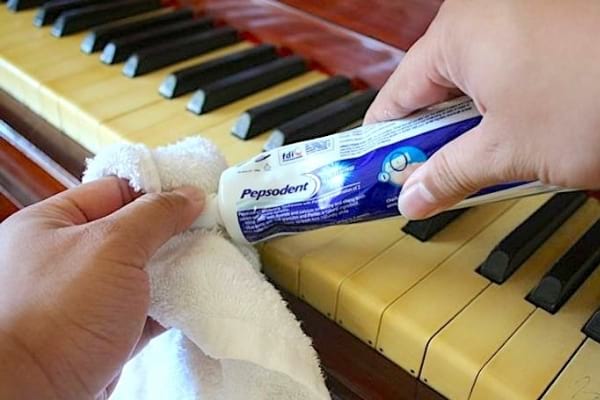 Nettoyer les touches de piano avec du dentifrice