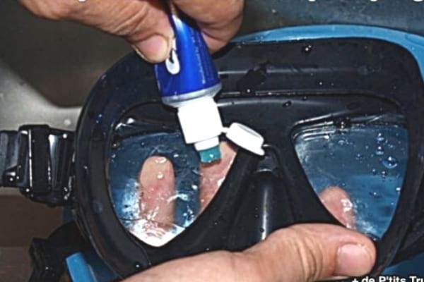 Enlever la buée des lunettes de plongée du dentifrice
