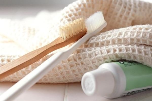 Éliminer les taches incrustées sur du tissu avec des brosses à dents
