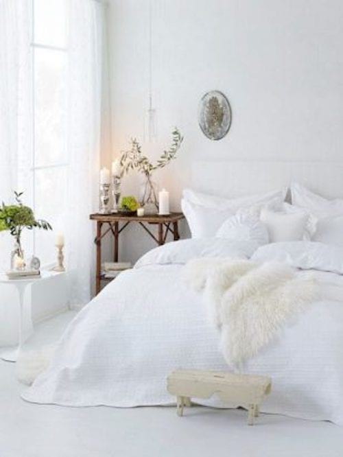 La couleur de la peinture murale de cette chambre est le blanc