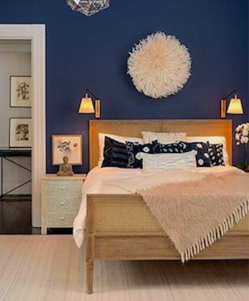 La couleur de la peinture murale de cette chambre est le bleue