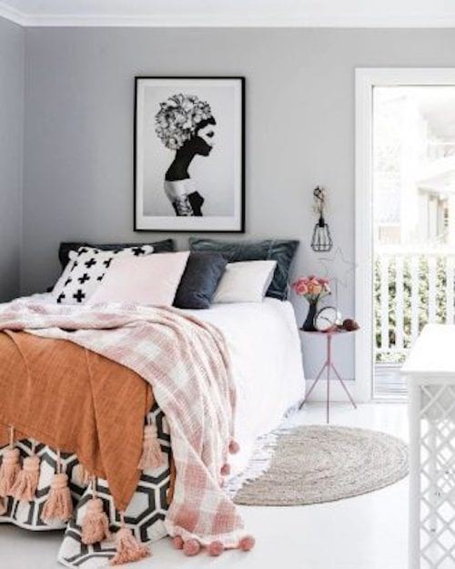 La couleur de la peinture murale de cette chambre est le gris clair
