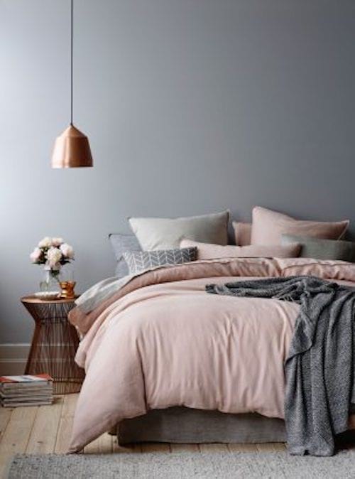 La couleur de la peinture murale de cette chambre est le gris