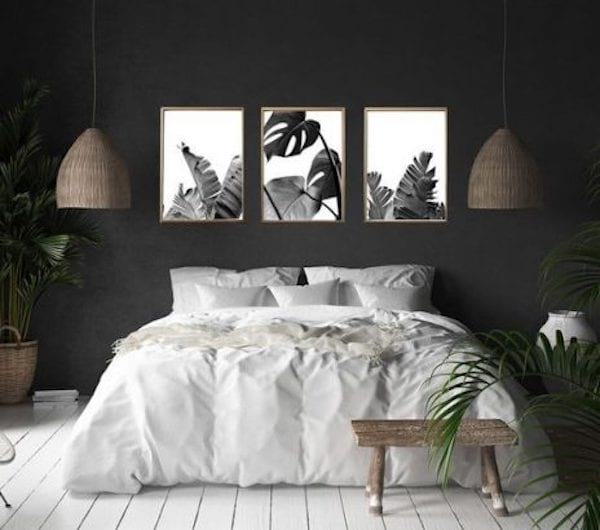 Les couleurs de la peinture murale de cette chambre sont le noir et le blanc