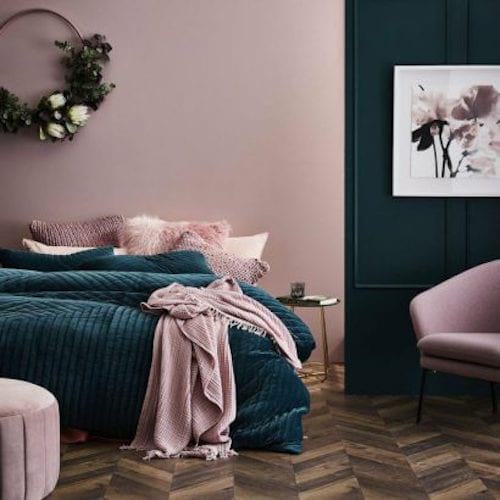 La couleur de la peinture murale de cette chambre est le rose vert