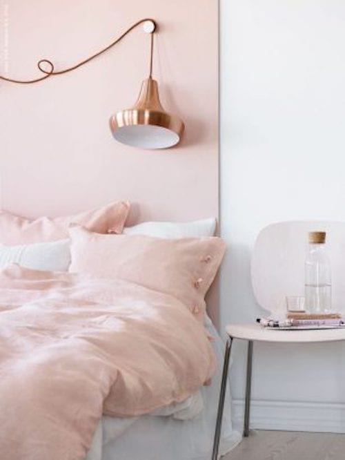 La couleur de la peinture murale de cette chambre est le rose pastel