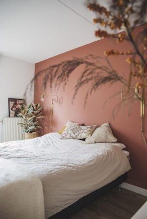 La couleur de la peinture murale de cette chambre est le terracotta