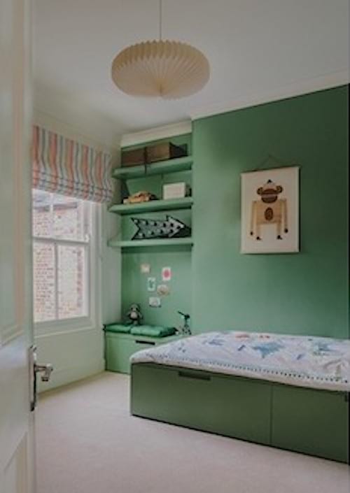 La couleur de la peinture murale de cette chambre est le vert bouteille