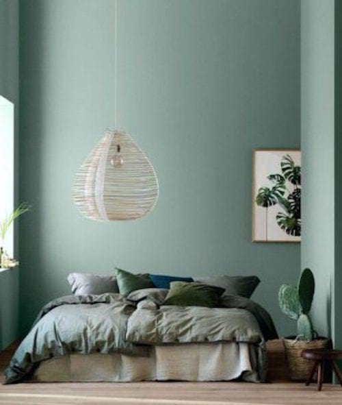 La couleur de la peinture murale de cette chambre est verte d'eau