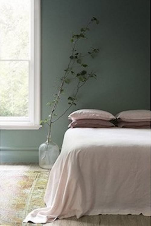 La couleur de la peinture murale de cette chambre est le vert sauge