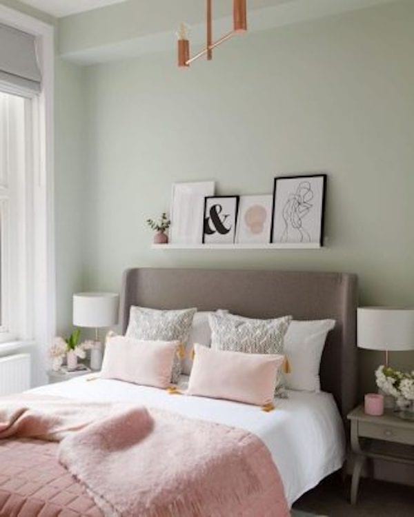 La couleur de la peinture murale de cette chambre est verte amande