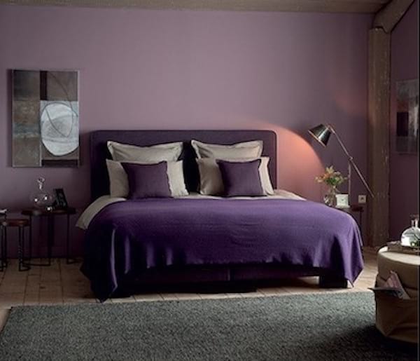 La couleur de la peinture murale de cette chambre est le violet