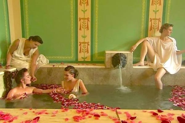 Plusieurs femmes prenant un bain pour se détendre